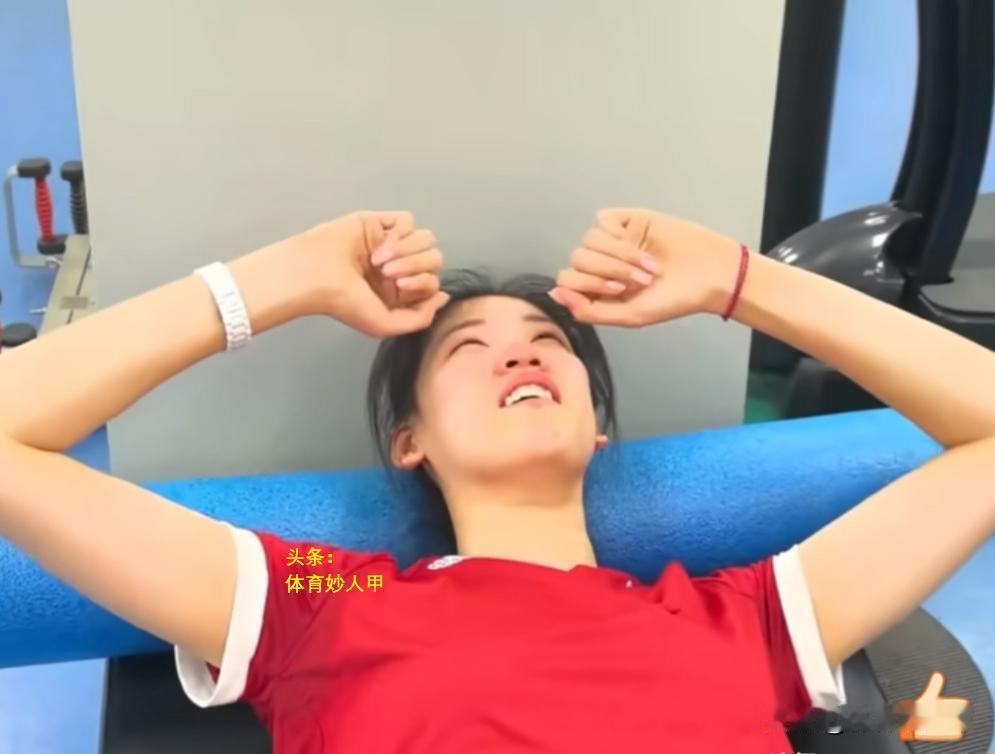 李盈莹哭的得好伤心，一个人在训练馆默默地训练！
目前，中国女排正在参加2025年