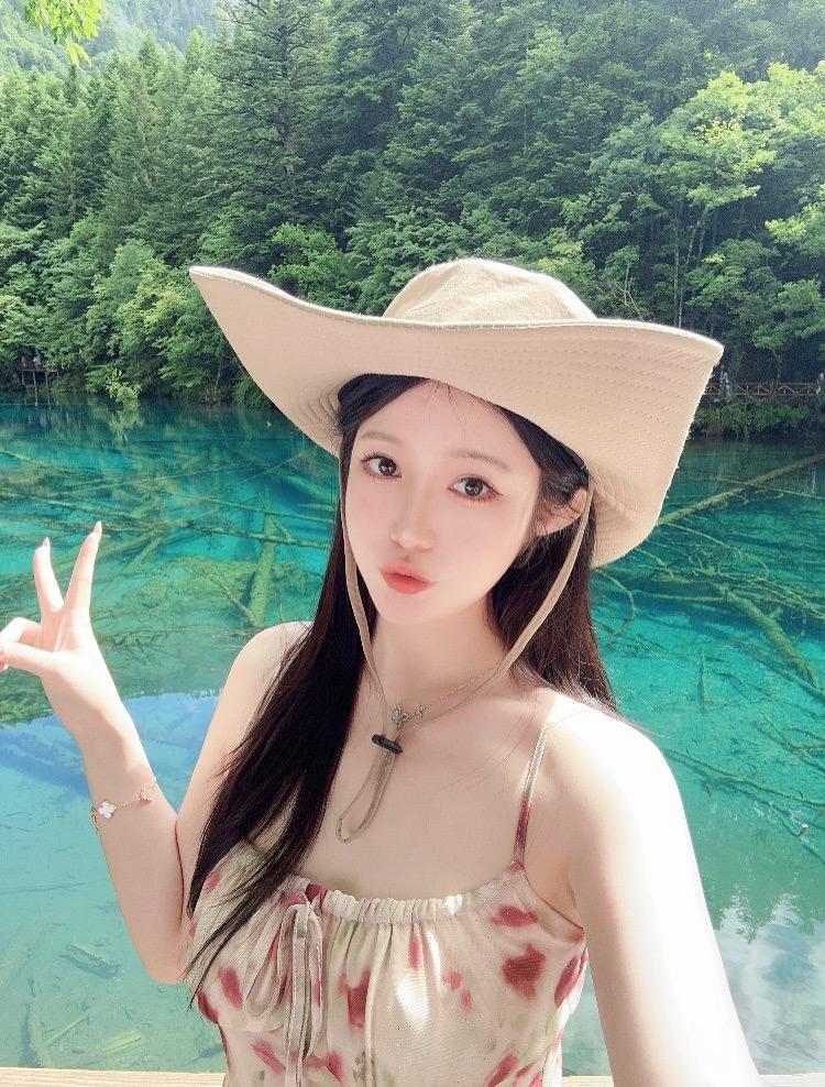 什么样的穿搭可以成为气质女神?
简约风也能穿出女神范，气场全开！