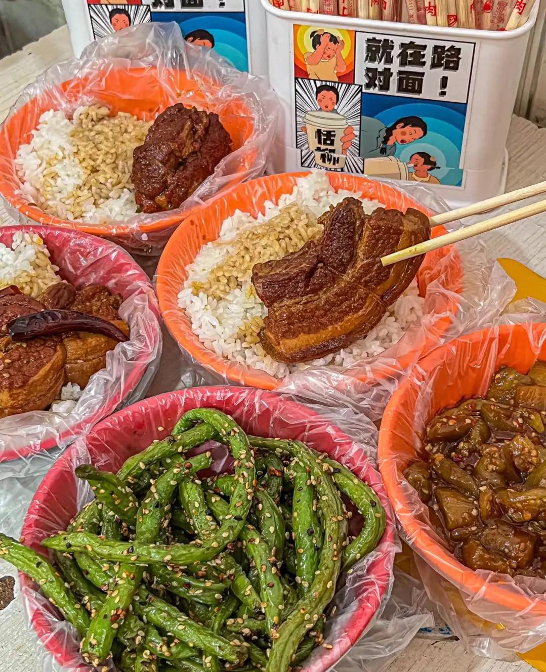 济南的这个把子肉店！！好好吃啊啊啊啊……
解锁一家新的把子肉！!
味道确实不错，