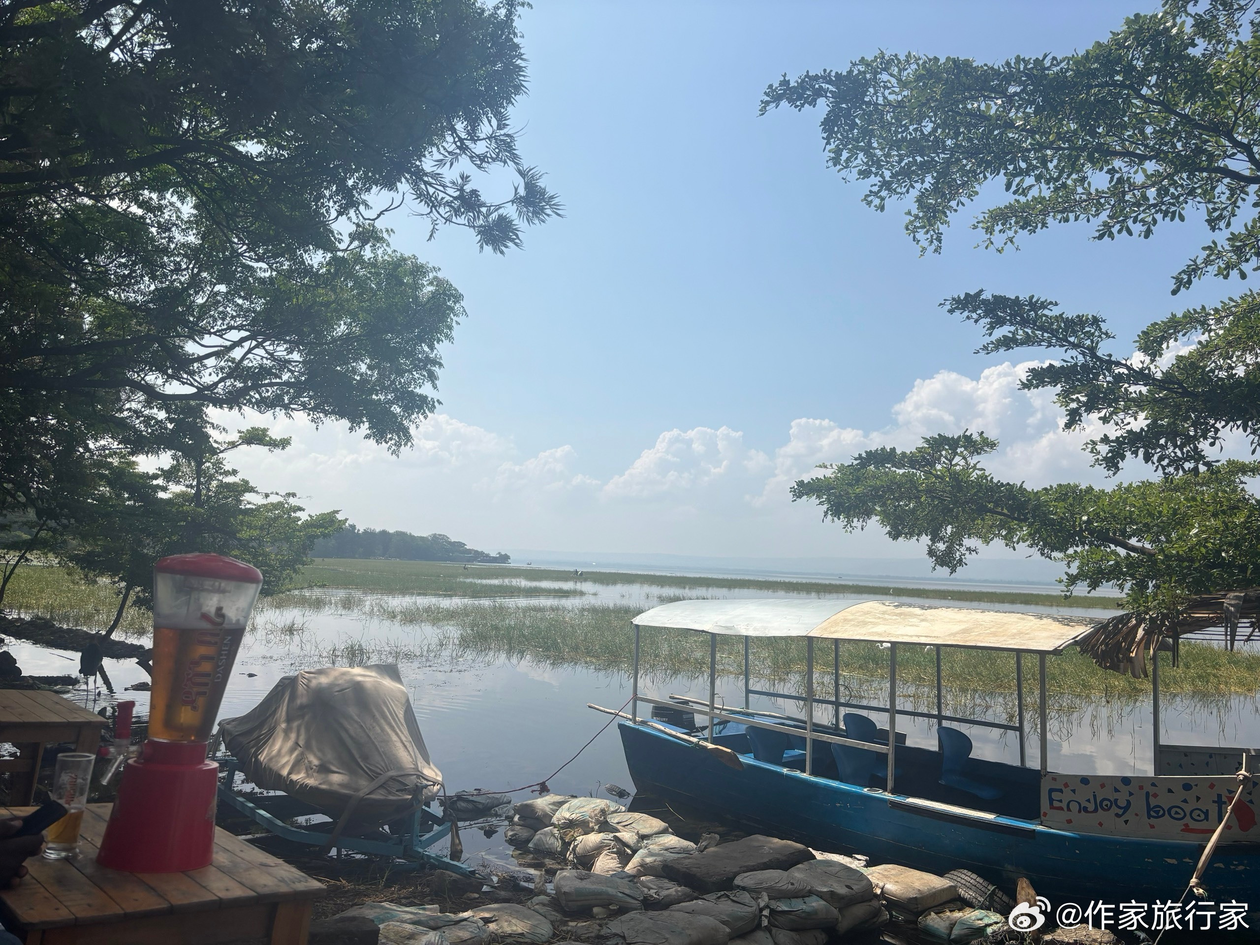 埃塞俄比亚历险记 42     湖边喝咖啡阿瓦萨最著名的景点，就是这个阿瓦萨湖，