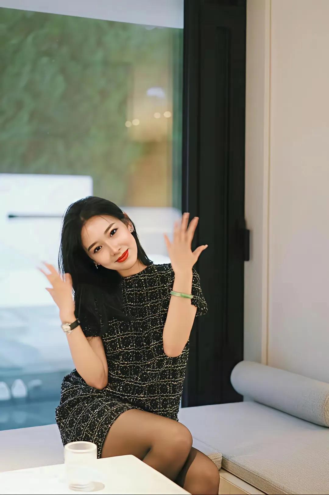 街拍热门穿搭森女风穿搭清新自然，棉麻长裙是森女风的标志。