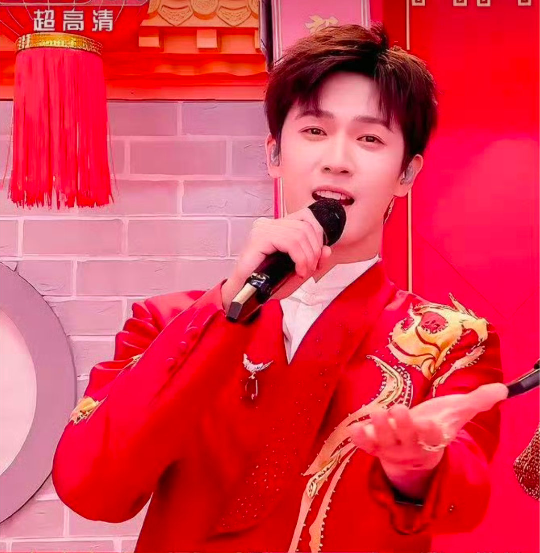 李昀锐春晚有效露脸9次全网热议的“9次有效露脸”也涵盖了开场抱小马、台下观众席的