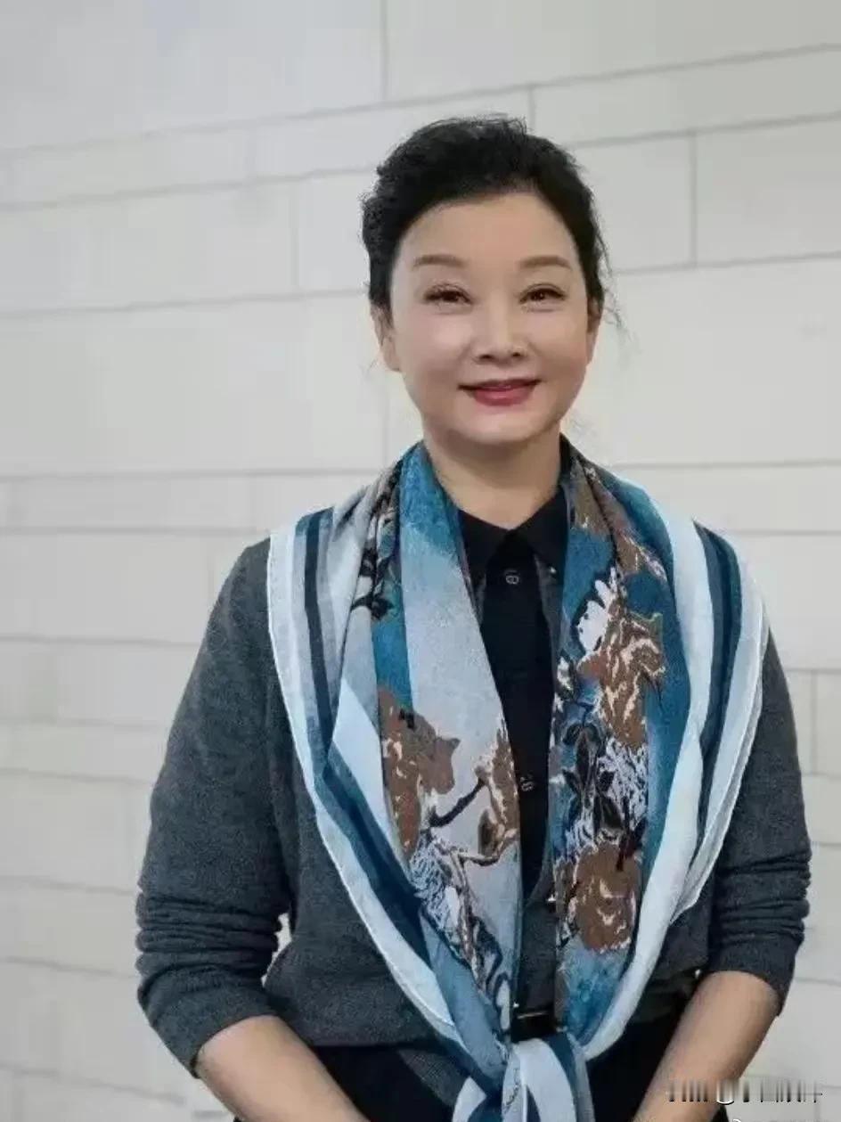 艺术家宋祖英的近照。现在59岁的宋祖英早就告别舞台了，退休后主要在北京过普通日子