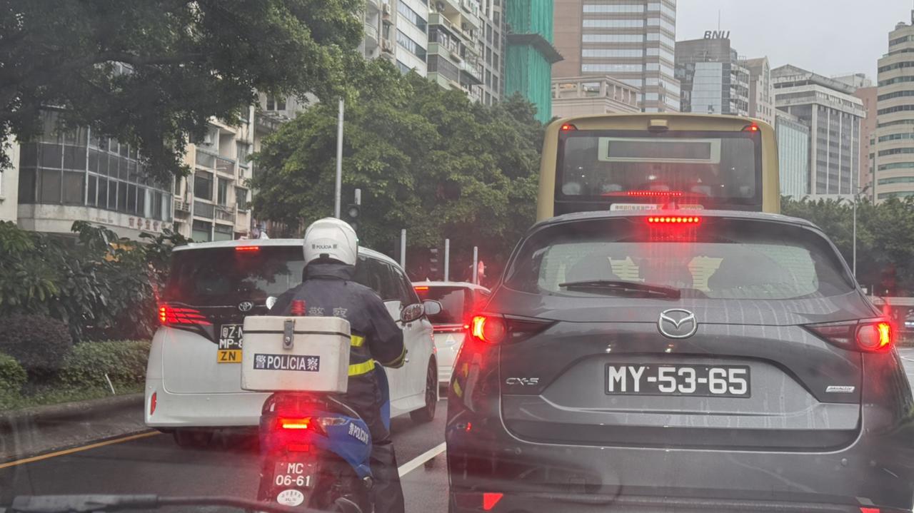 无意中参与到澳门的晚高峰中…
虽然堵车，但是很顺畅
哪怕要打灯变线，大家都还是很