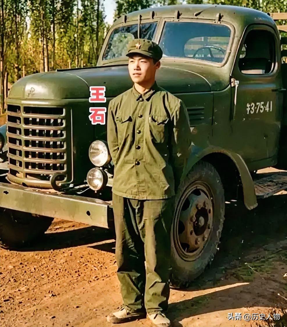 上世纪70年代，青年王石作为汽车兵驻守新疆戈壁滩，留下珍贵旧照。一身军装的他双手