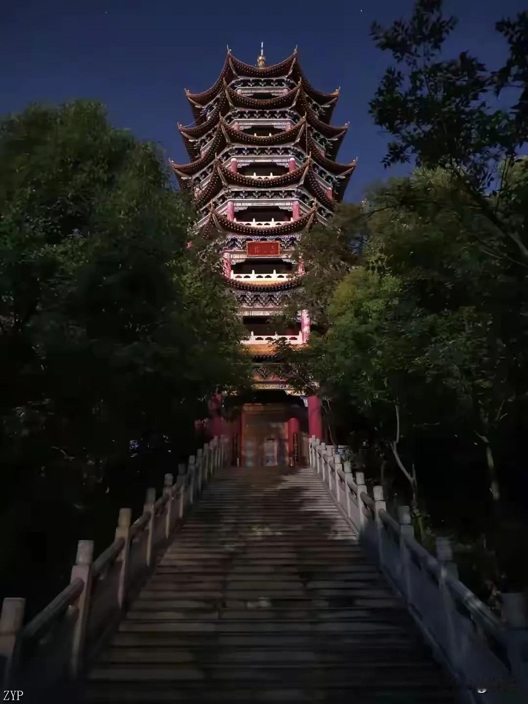 上联:重峦醉赏闲云过
下联:古寺遥闻晚磬来
横批:坐看闲云