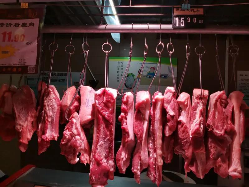 猪肉暴跌！现在4块多一斤，还记得当年猪肉最贵的时候多少钱一斤吗？

最近猪肉价格
