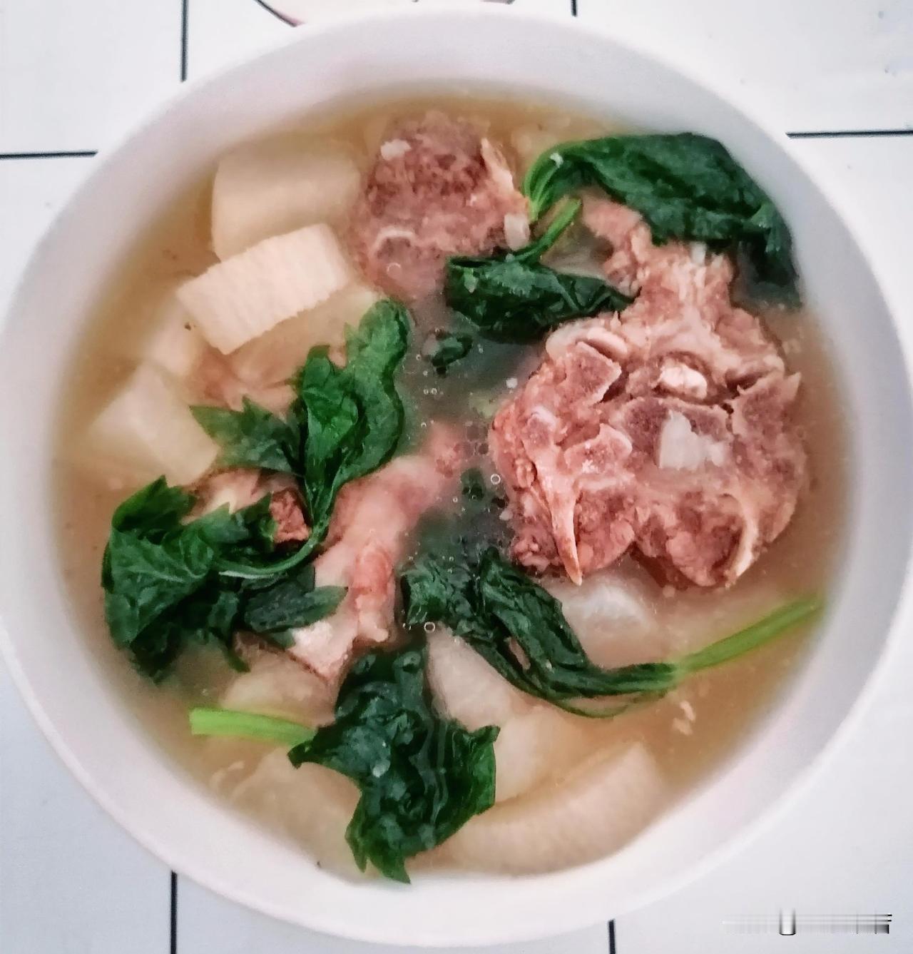 周五下班啦，美美美～～～

淅沥沥的小雨一直下，去超市买羊肉萝卜，炖一锅羊骨汤喝