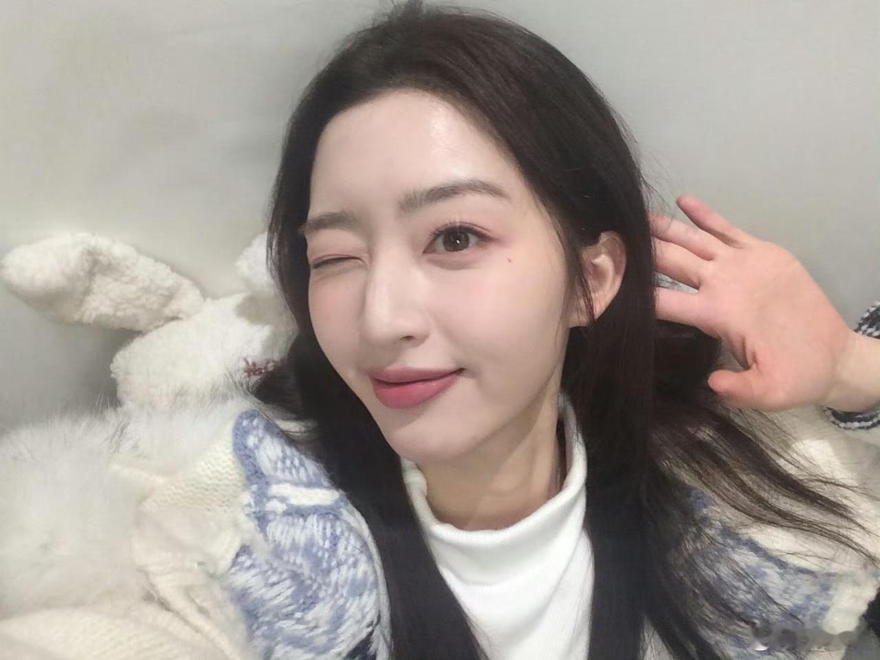 邓恩熙超星动告白信箱  不知不觉长乐曲播出已经两年了，因为颜幸认识的恩熙，花开锦