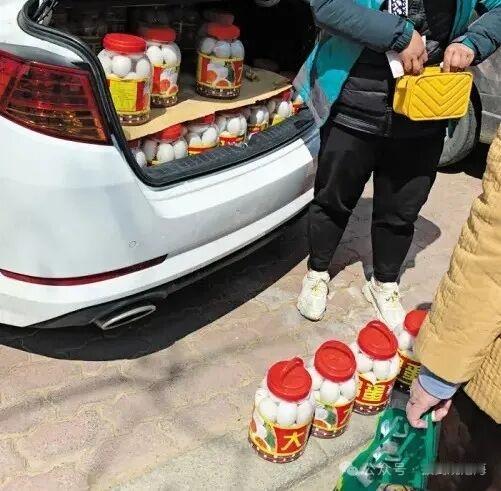 小伙勾搭女神，女神说：“猜硬币吧，猜不中给我五百，猜中了今晚你想怎么样就怎么样。
