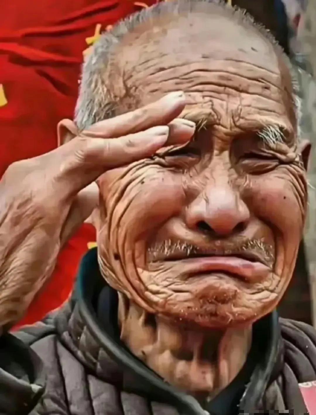 请不要吝啬您的双手，为老战士点赞！
#致敬中国军人# #正能量#
