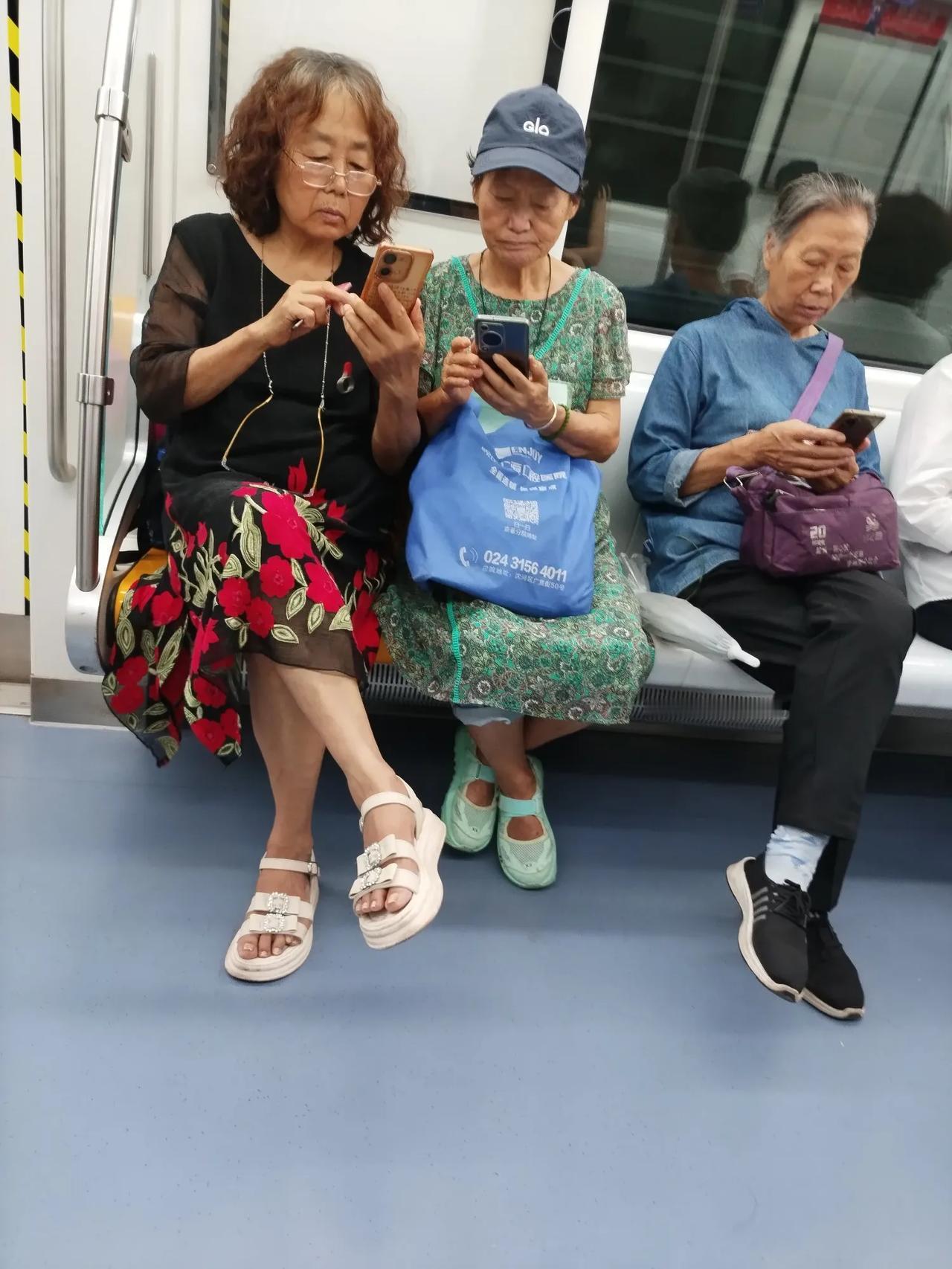 地铁上坐着三个老太太。

我没猜错的话，其中有两位是城市里退休的老太太。

一位
