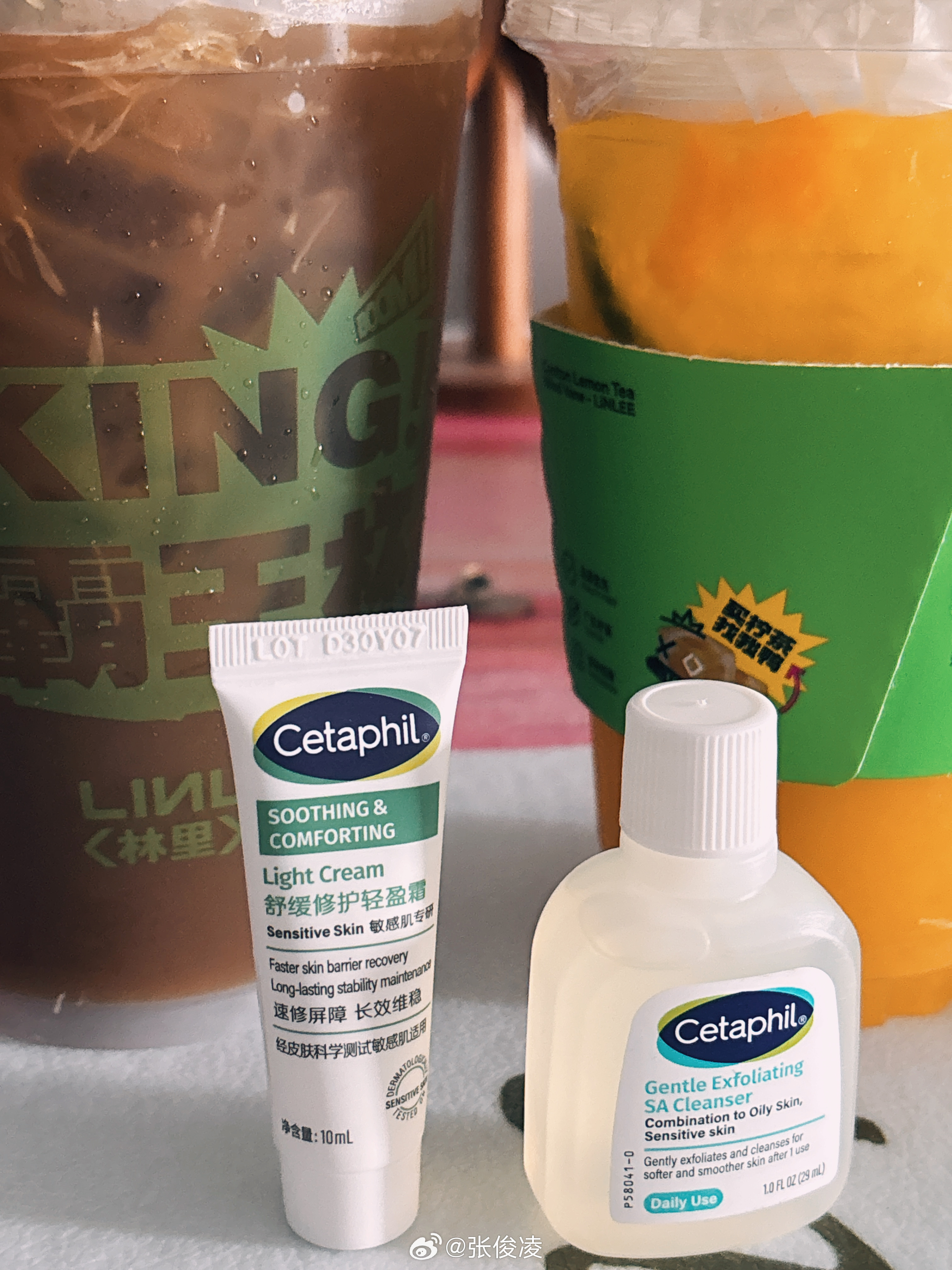 点了两杯柠檬茶，情绪价值无敌了，两个联名定制的小鸭子，还有洁面两件套