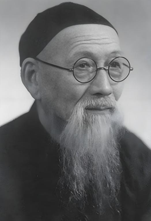 1931年，宋美龄陪母亲游杭州，半个月挥霍了一万三千多块大洋。账单送到浙江省政府