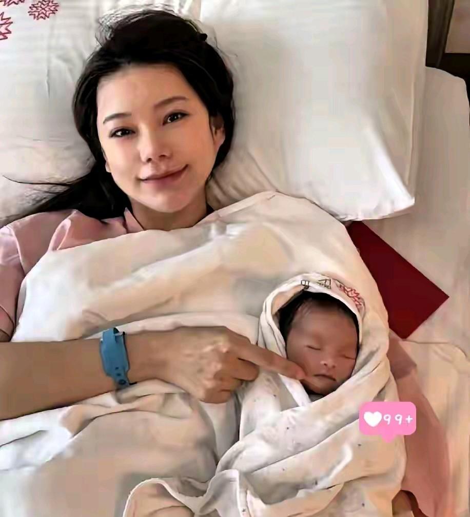 明星就是跟普通人不一样
别人生完孩子第二天都是无精打采的，气色很差，马筱梅就面色