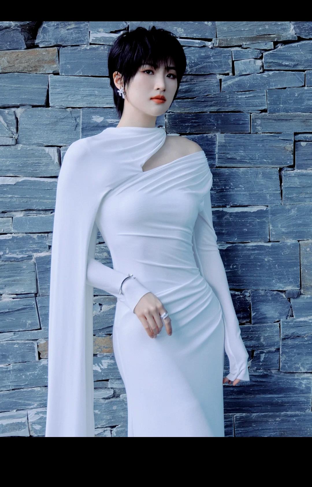她个子真的很高，差不多有175了吧！
巴黎名媛会里也一眼能看到她！
高学历的真名