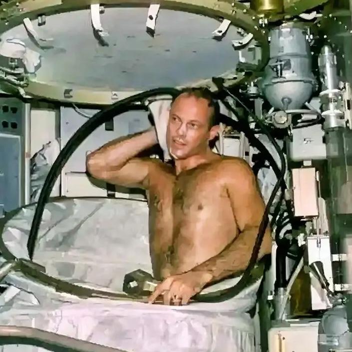 在太空失重环境下，水不会乖乖往下流，反而会变成“调皮”的水球，飘得到处都是——要