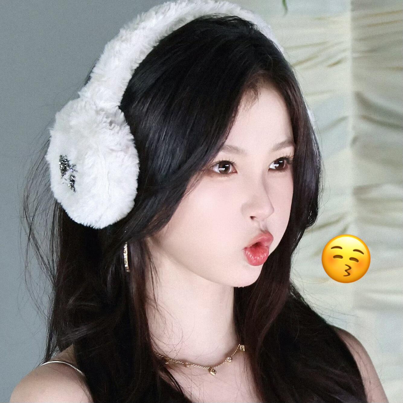 3317【emoji女孩】😚😙☺️🥰😉😎 ​​​