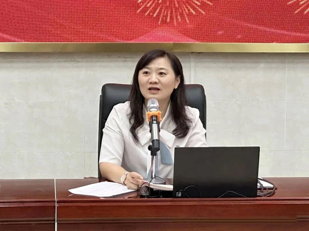 今天刷到了广东阳江市共青湖学校校长梁昭瑜的消息，不少家长和老师都觉得突然，她是阳