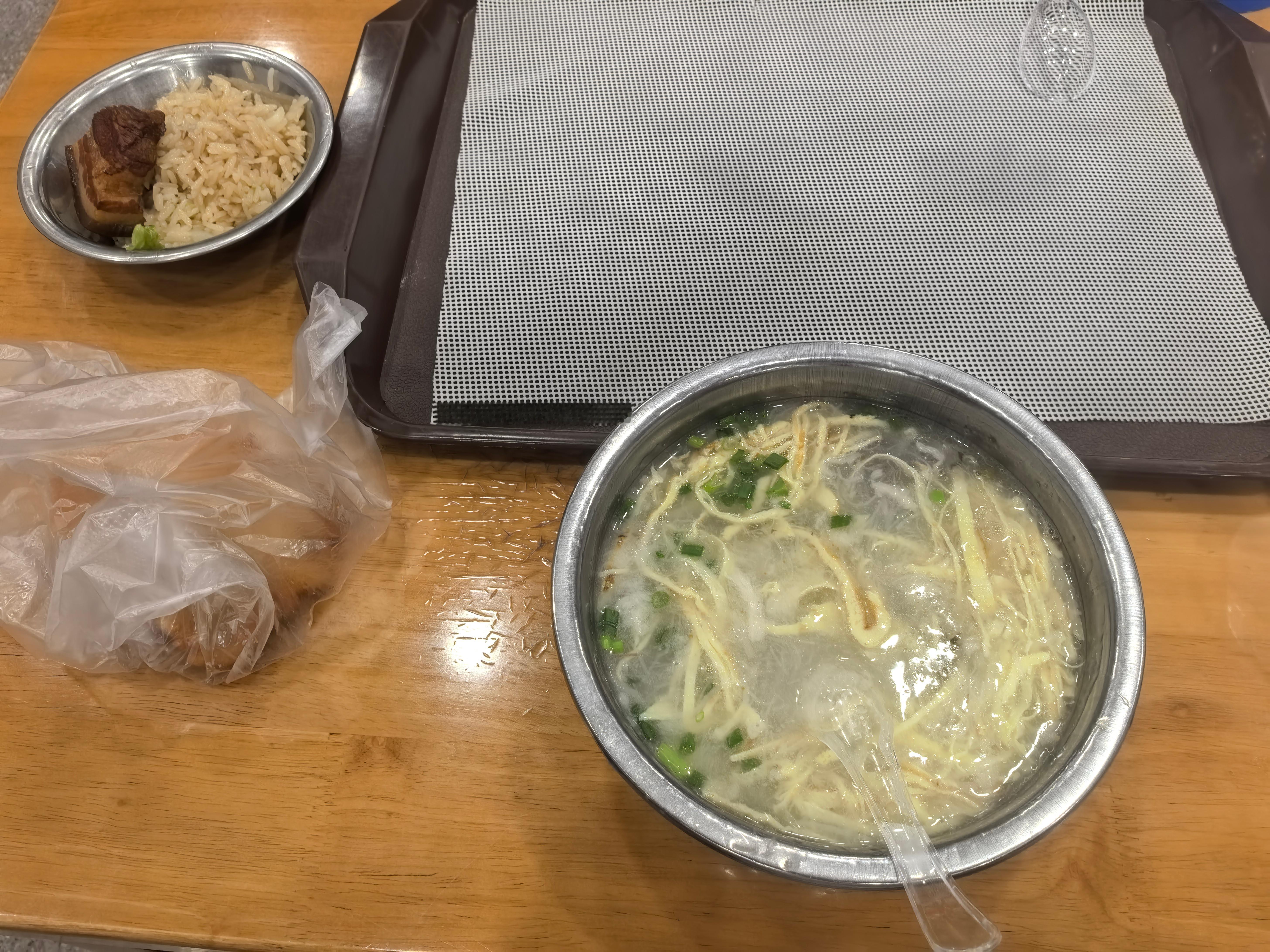 开心的成本很低，一碗面线糊就够了。