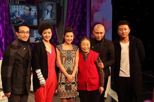这张6人合照，我一眼就认出了留着光头、目光沉和的李乃文与戴着眼镜、喜容绽放的著名