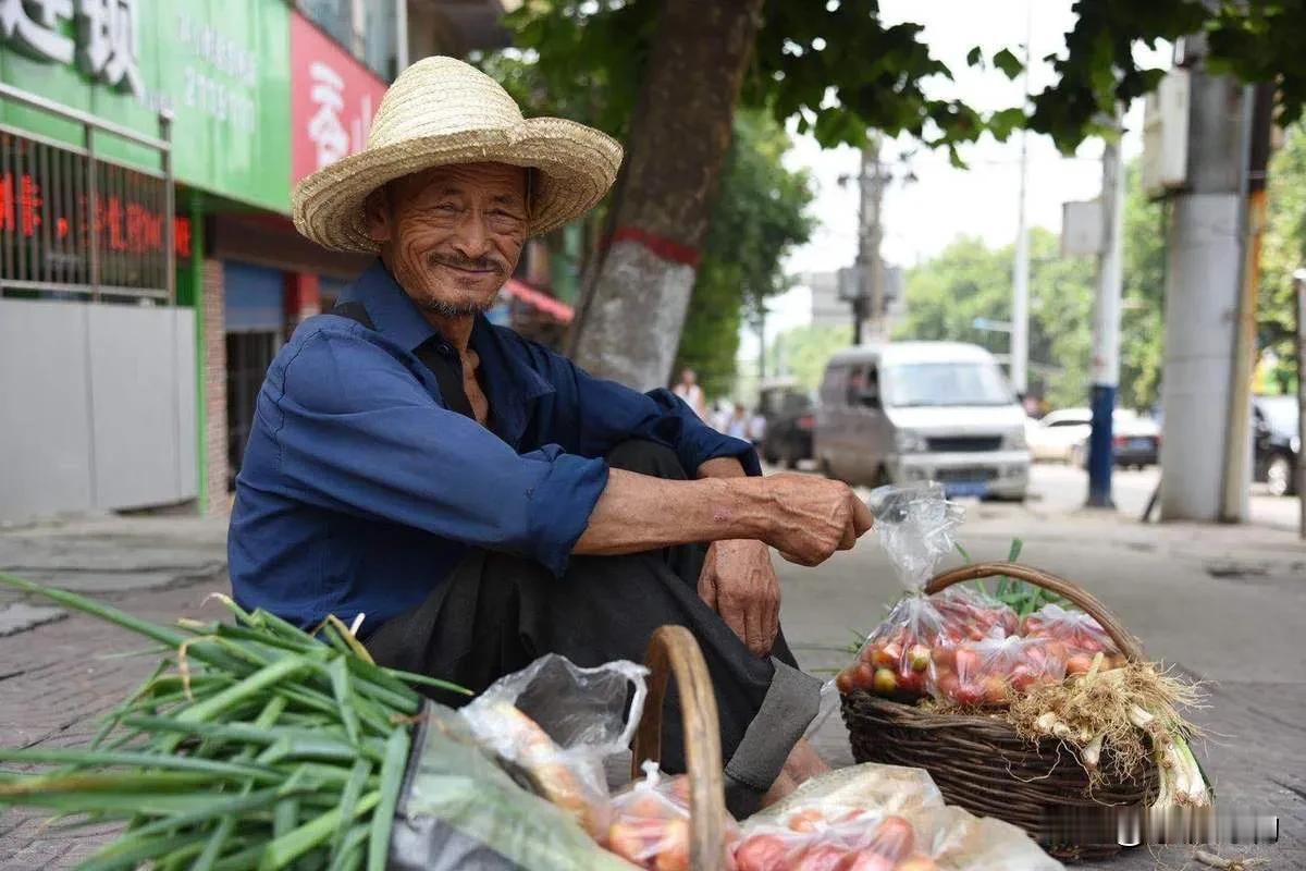 打从菜市场门口过的时候，看见一个大爷蹲在街角摆着摊，卖的全是自家菜园里刚摘的青菜