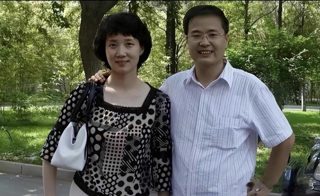 果然美女也是年轻的时候好看，那个时候的李修平穿搭平常，素颜出镜都这么美，身材极好