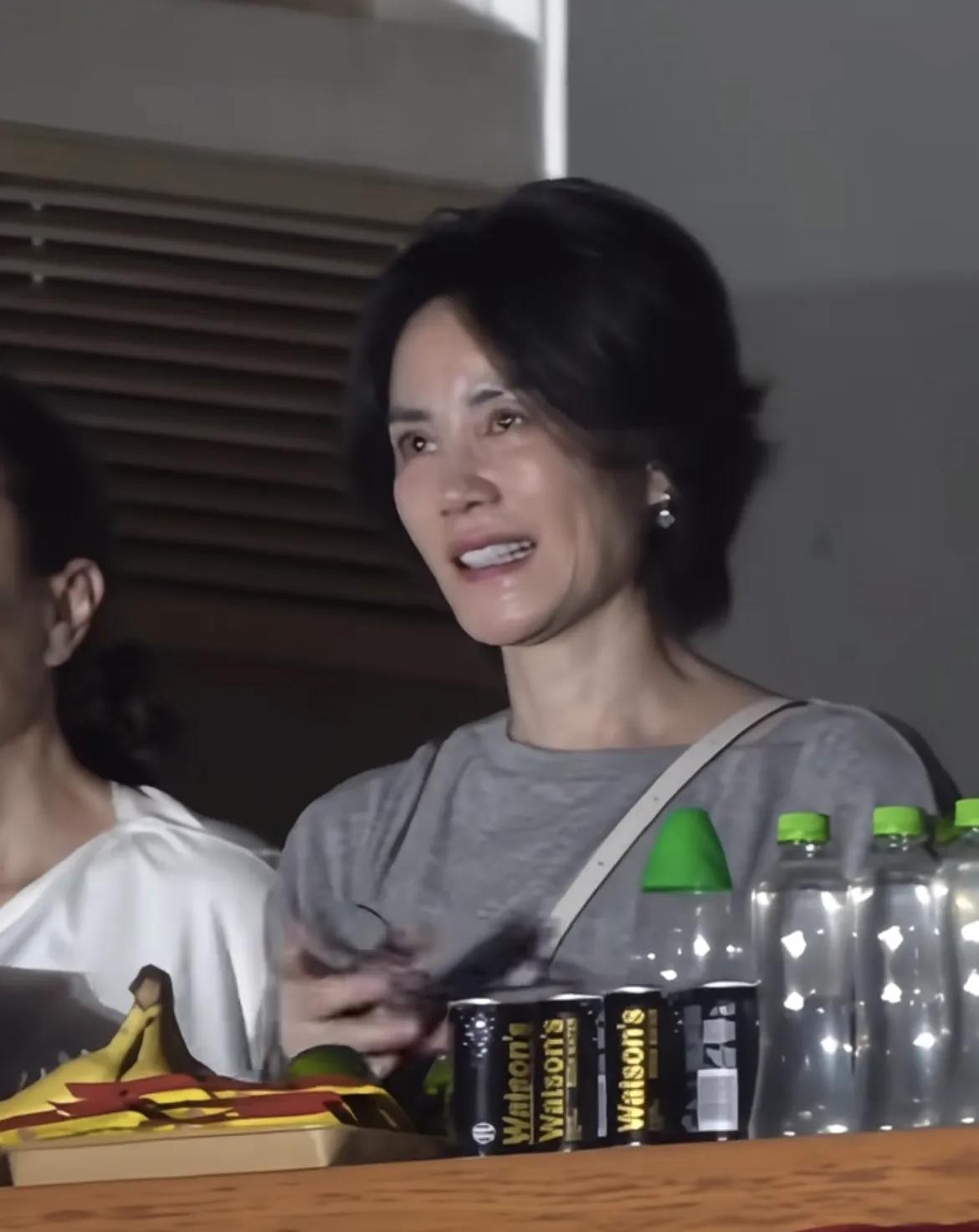 王菲现身那英演唱会。

状态看着不太对劲。

再有钱，也挡不住岁月。

这话放在