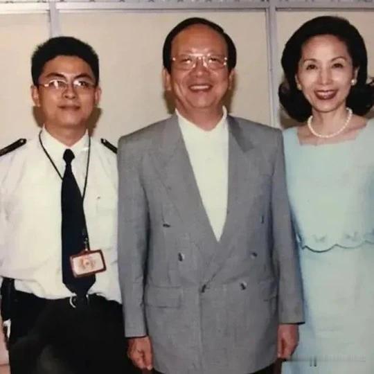 蒋万安父母恩爱，将他培养得很优秀，算是有福之家了。