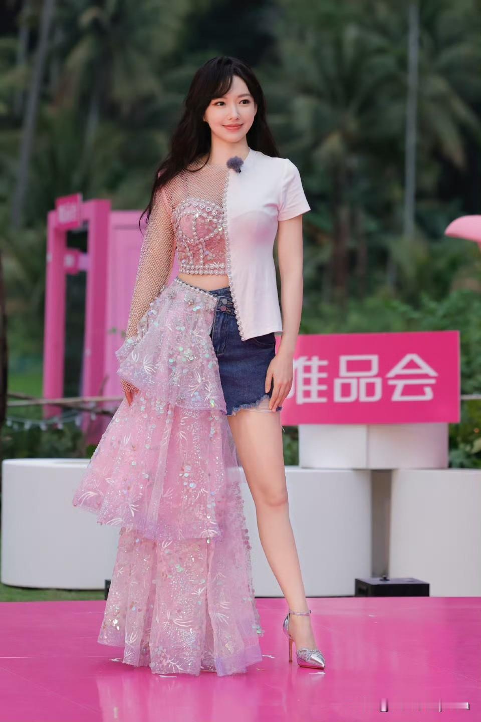 程潇这腿真是绝了！
又长又直线条还特别匀称，完全漫画里走出来的比例啊～
她身材底