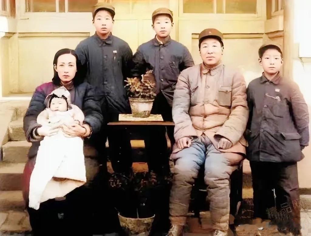 1948年，时任冀察热辽军区副司令员李运昌（前右）与夫人云丽珍（前左）及四个儿子