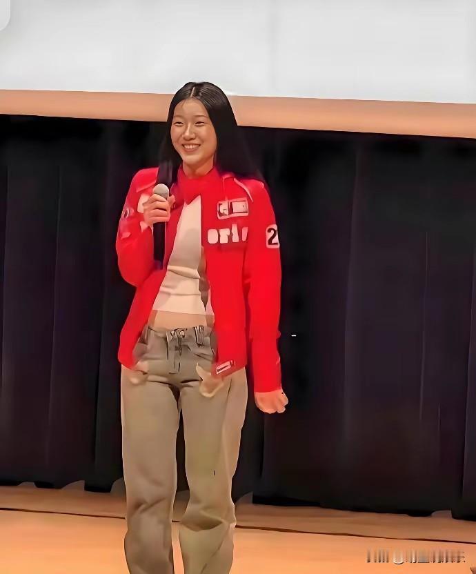 陈奕迅女儿唱歌比赛照流出，
上半张脸像妈妈徐濠萦，下半张脸像爸爸陈奕迅，其实五官