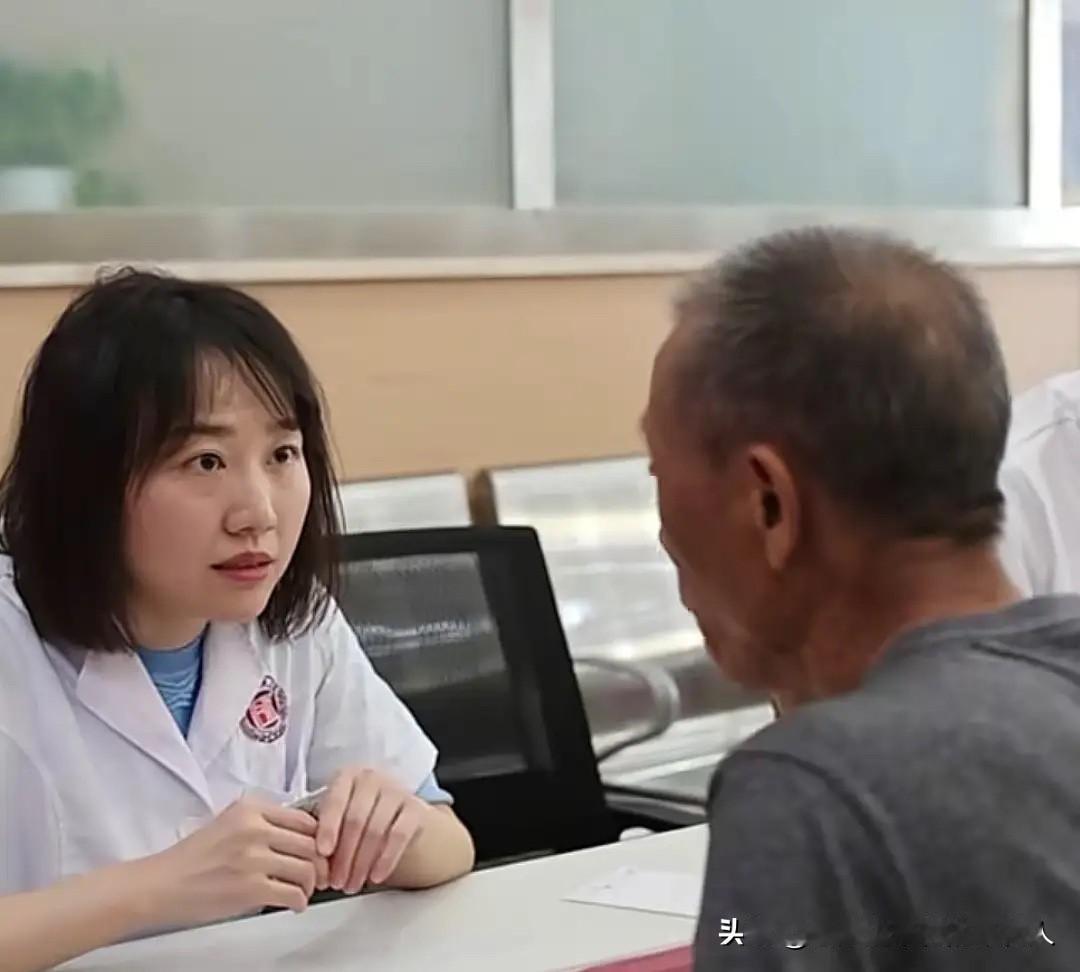 说真的，曾琦这女医生是真好看！无美颜无滤镜的镜头里，皮肤白里透红，大眼睛配着娃娃