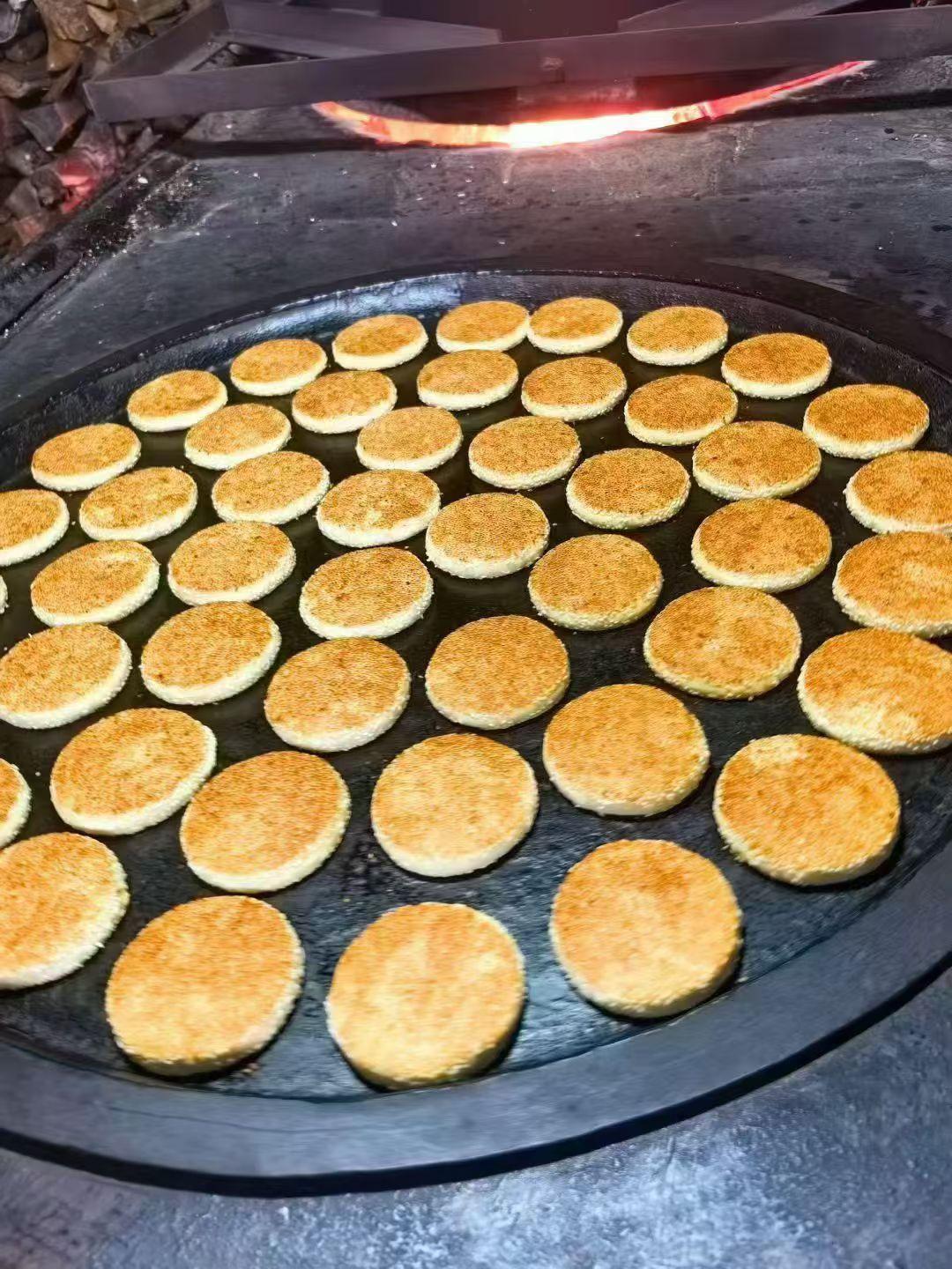 麻饼  ， 还是小时候的味！

湖北咸宁通山大畈麻饼，是当地地理标志特产，距今已