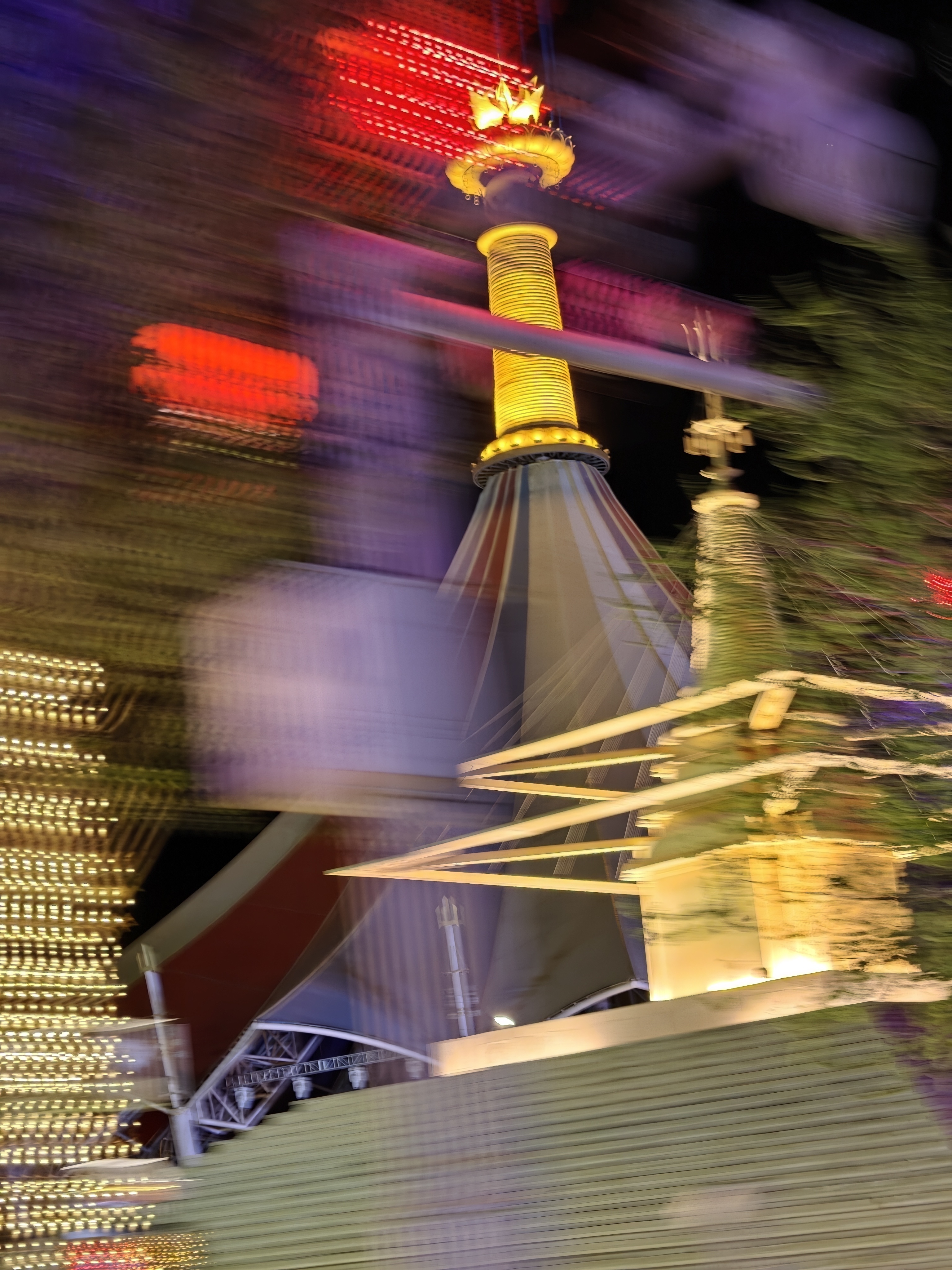 听说我们（来试驾吉利汽车的媒体们）要来，整个乌尔禾调了 1000 多人来为我们这