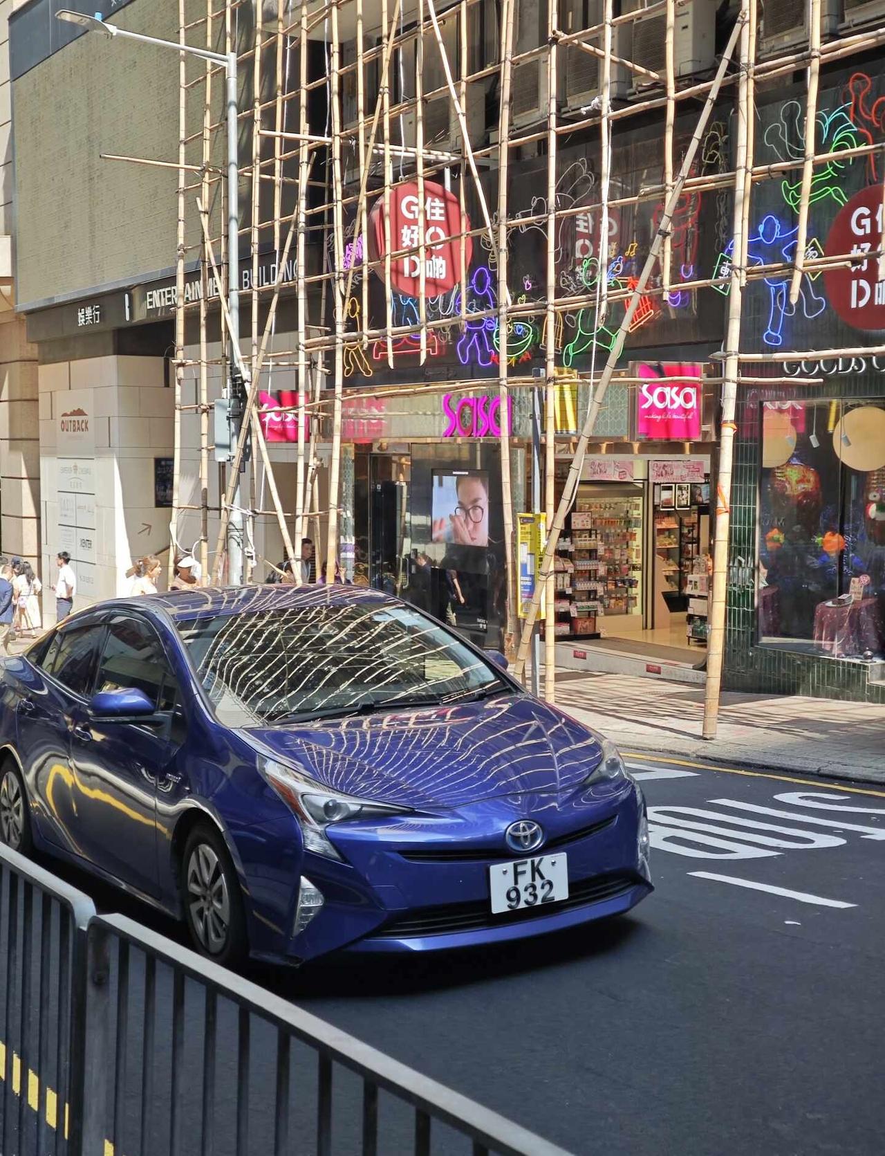 难道这就是丰田混动的鼻祖吗？
丰田1997年第一代混动技术就是搭载在这款普瑞斯身