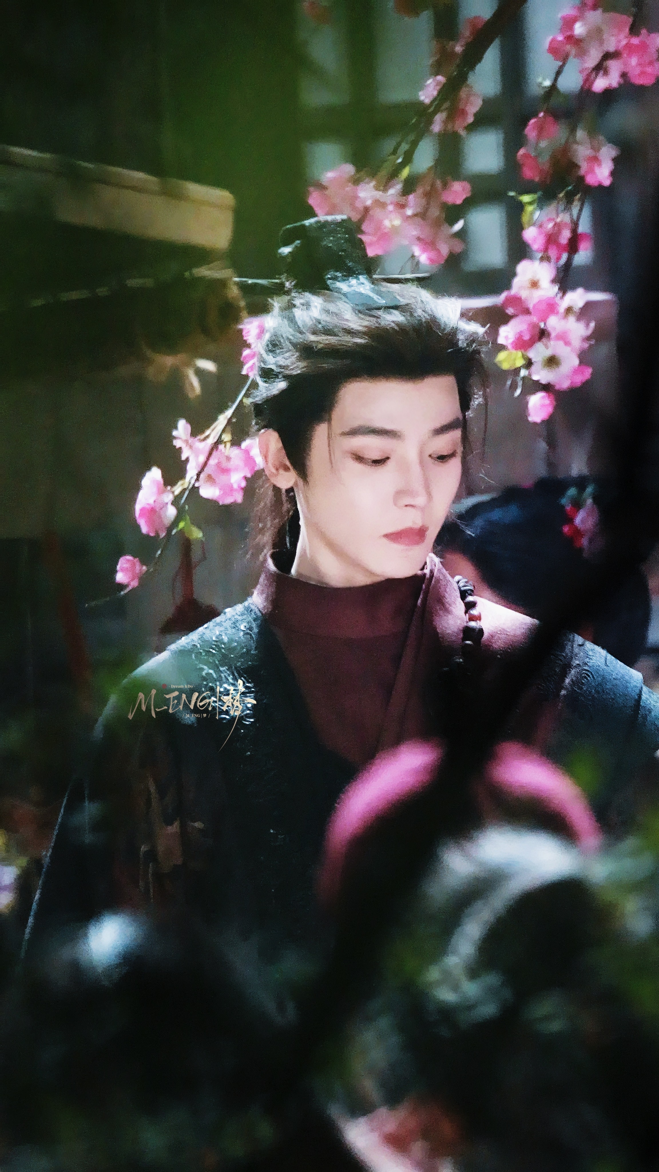侯明昊[超话]  似美人簪花[色]侯明昊  | 侯明昊容尘子 ​​​
