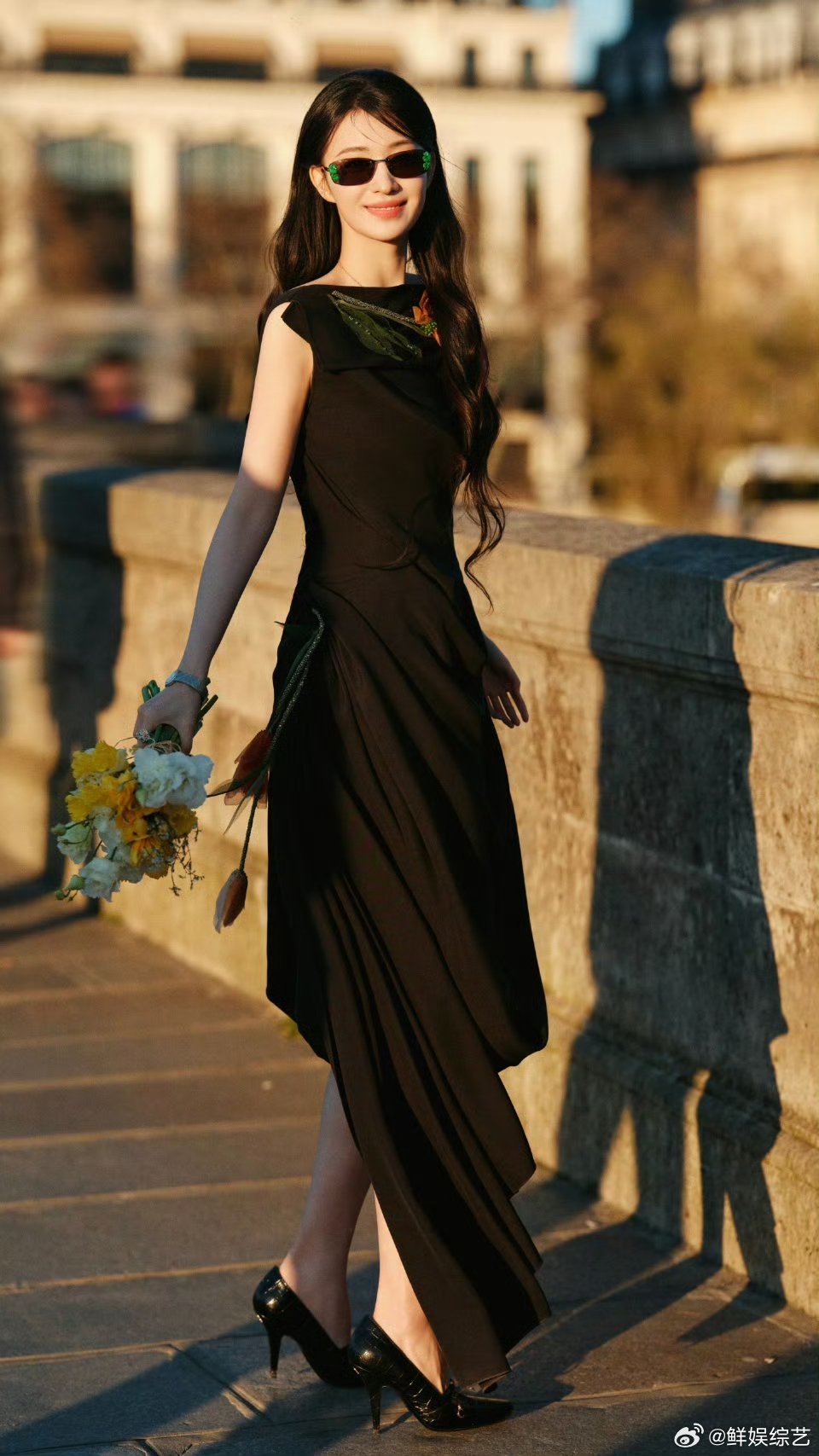 王楚然没有不闪耀巴黎的义务东方骨相+法式松弛，王楚然一出场，就赢在了气质与从容。