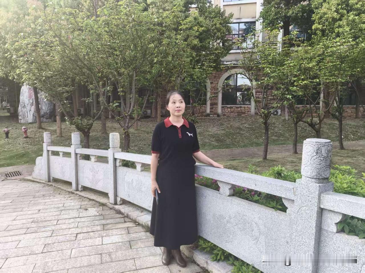 洋沙湖中学的春信
     春日的洋沙湖中学，是一首正在被万物合写的诗。
   