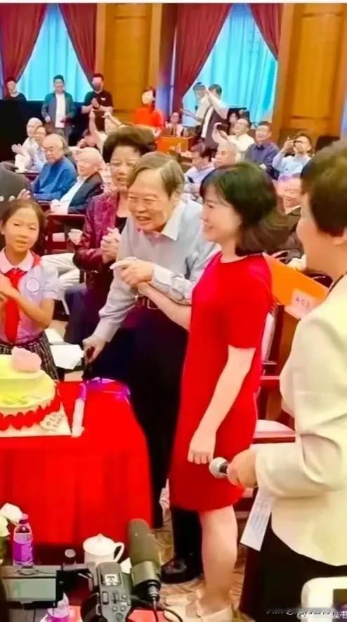 杨振宁翁帆是最幸福的老夫少妻典范！
杨先生102岁生日快乐！
照片中你还发现了哪