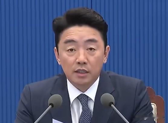 韩国总统秘书室长姜勋植今日突然向总统李在明请辞。青瓦台方面称，他是出于“承担综合