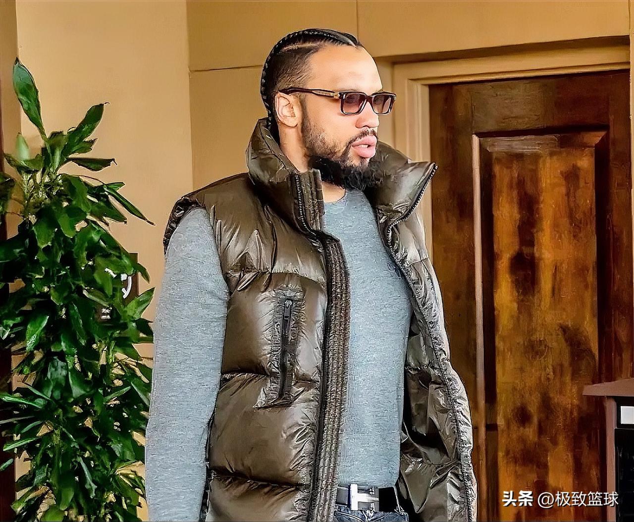 又惹事！狄龙领第17次技犯，再犯就禁赛。

今日，太阳对阵魔术，比赛刚一开场就火