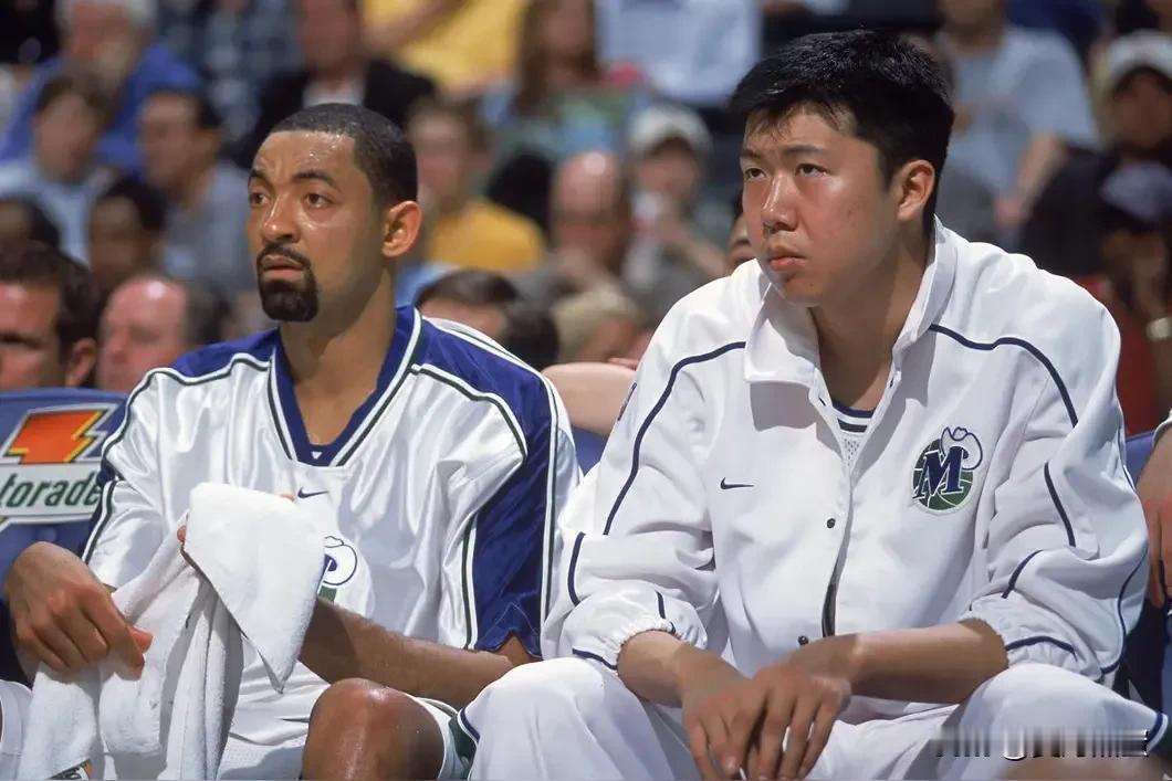 今晚中国赛场边，篮网助教霍华德吸引了老球迷的目光。

他不仅是NBA最早的亿元先