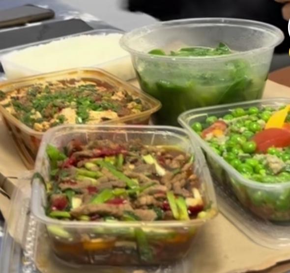 辛辛苦苦干了三个月，赚了一万多块钱，花五十块钱点了四个菜请发小吃饭，谁知他一撇嘴