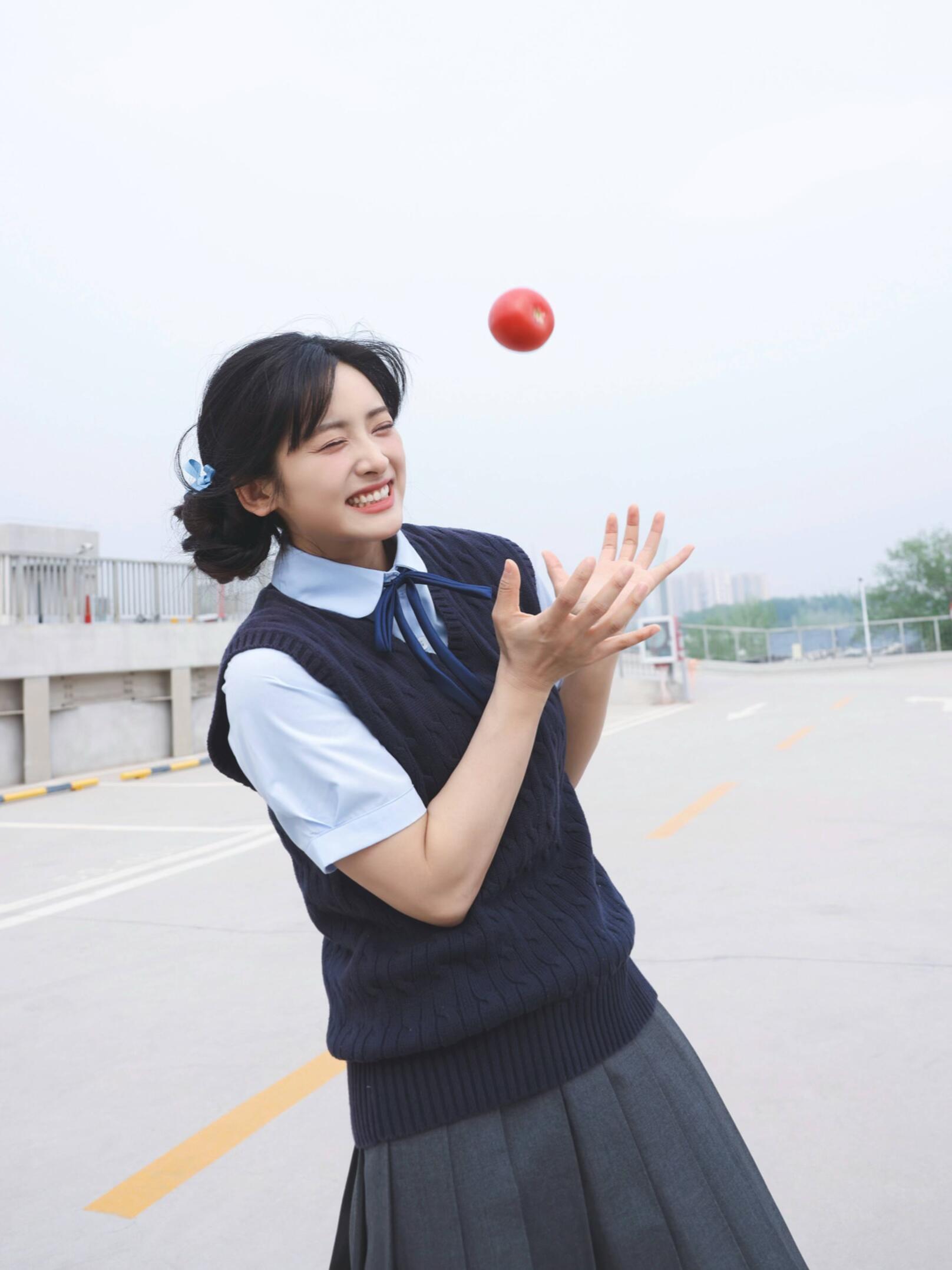 我家爱豆说啥了 “不必做惊涛骇浪，当一滴水也能折射太阳。”           