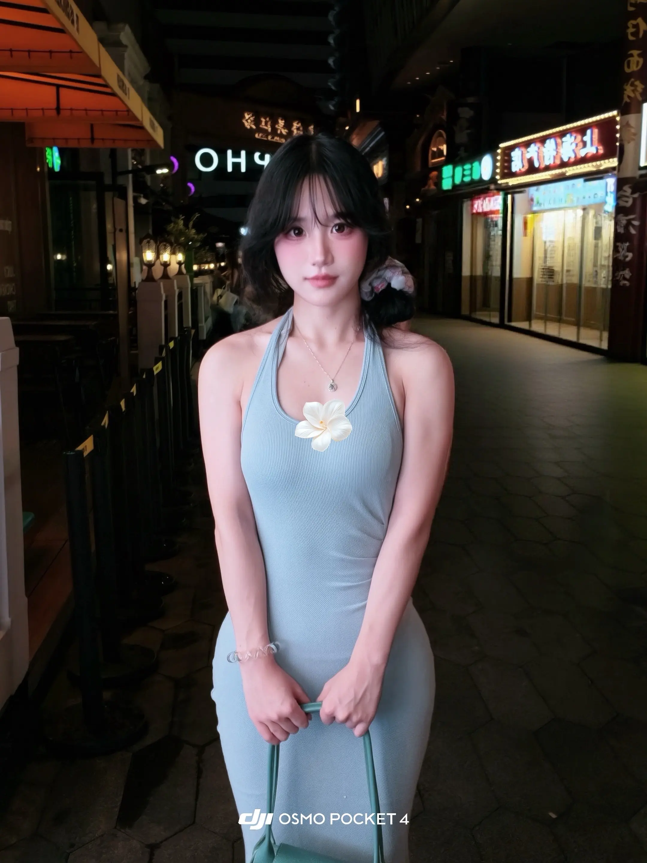 穿上裙子就看不见肌肉 正面一般背面绝了？当然能看出肌肉啦 毕竟是露背裙...