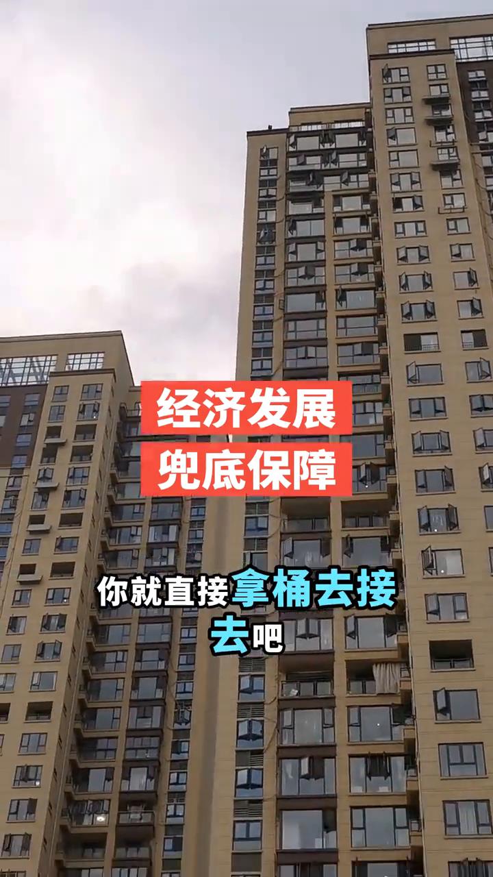 现在肯定过八十年代的生活，现在的整个社会更利好于穷人，太多免费的了。原来的公共厕