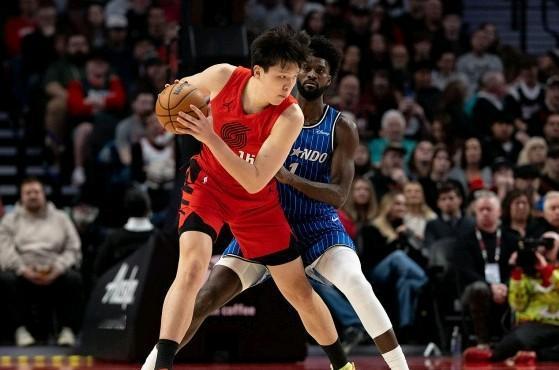 这开拓者主教练斯普利特也太严重双标了吧，对待夏普和杨瀚森完全是不一样的态度。之前