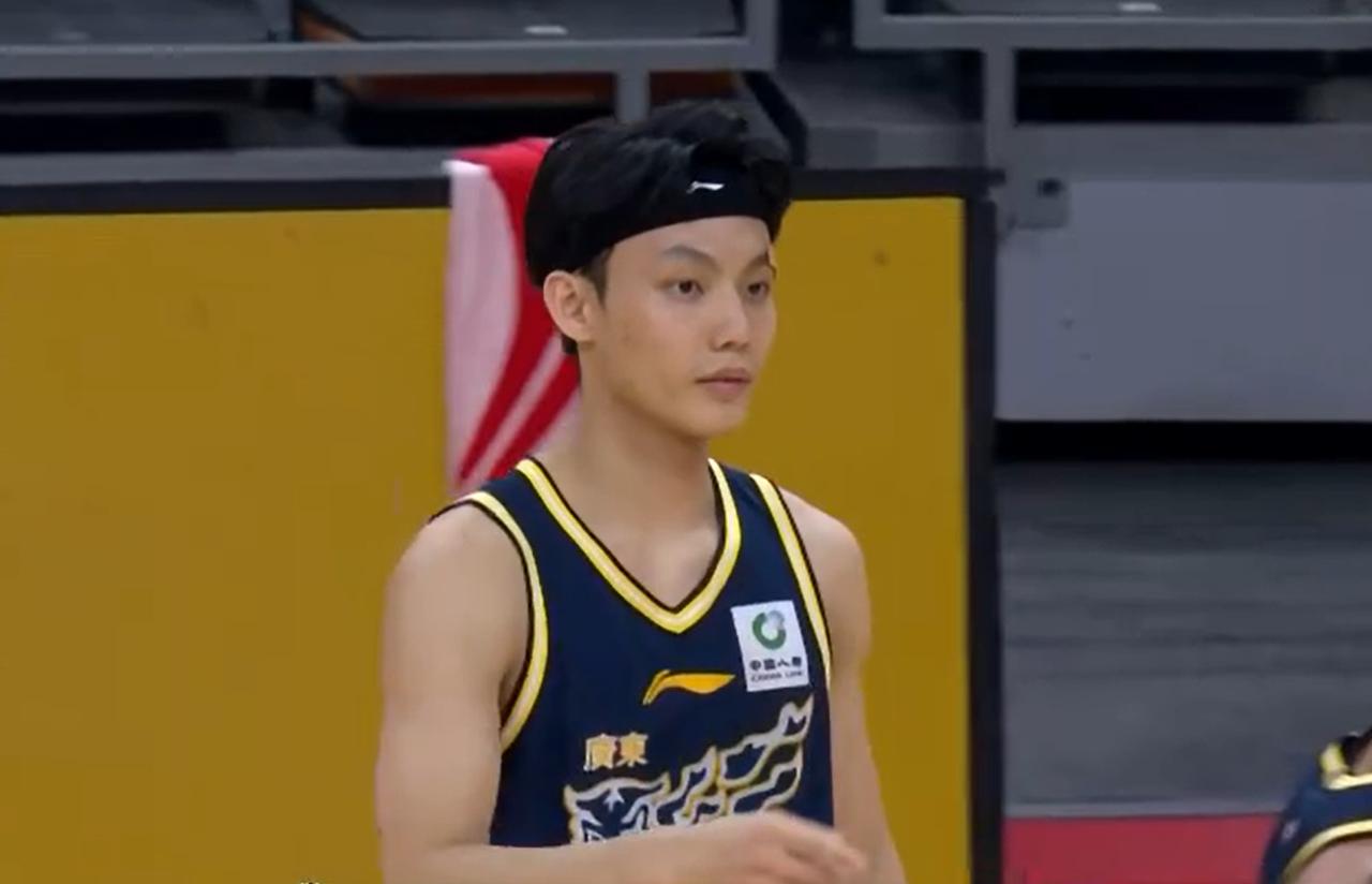 CBA常规赛，广东队做客与宁波队的比赛，广东队后场悍将徐杰正式复出！
随着徐杰复