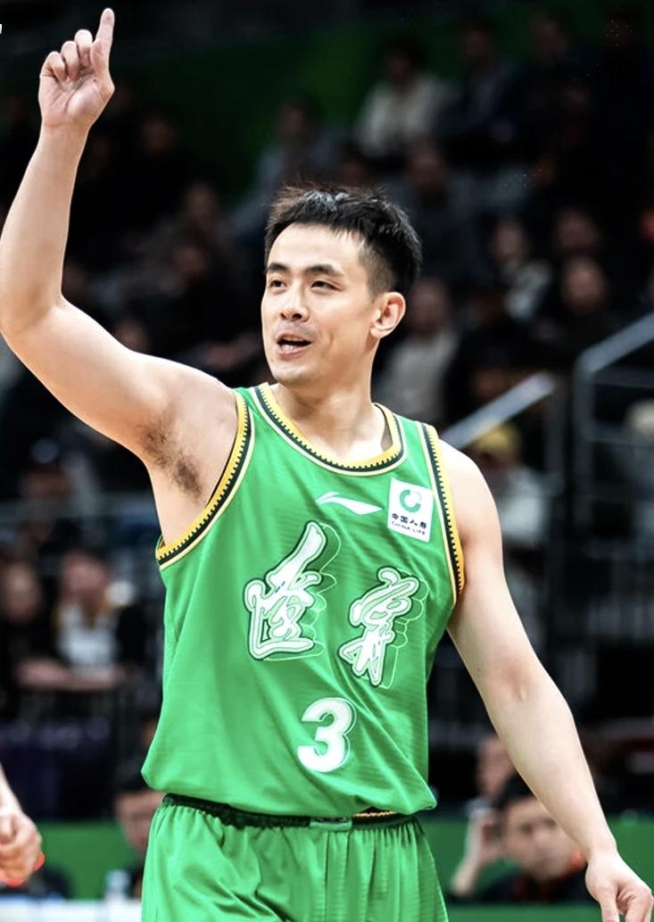 根据国际篮联规则，发球队可以在底线后的任何位置发球，并且没有指定唯一的发球队员。